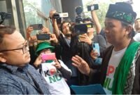 Koordinator KPKNU Muhammad Solihin bersama sejumlah kiai kampung mendatangi Komisi Pemberantasan Korupsi (KPK) untuk mendesak pengusutan dugaan suap dan manipulasi politik dalam proses pemilihan Rais Aam Nahdlatul Ulama (NU) pada muktamar di Jombang.
