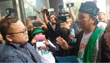 Koordinator KPKNU Muhammad Solihin bersama sejumlah kiai kampung mendatangi Komisi Pemberantasan Korupsi (KPK) untuk mendesak pengusutan dugaan suap dan manipulasi politik dalam proses pemilihan Rais Aam Nahdlatul Ulama (NU) pada muktamar di Jombang.
