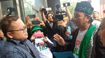Koordinator KPKNU Muhammad Solihin bersama sejumlah kiai kampung mendatangi Komisi Pemberantasan Korupsi (KPK) untuk mendesak pengusutan dugaan suap dan manipulasi politik dalam proses pemilihan Rais Aam Nahdlatul Ulama (NU) pada muktamar di Jombang.