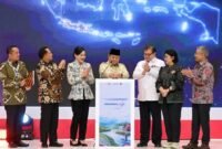 Presiden Prabowo Subianto meluncurkan Dewan Nasional Kesejahteraan Keuangan (DNKK) untuk memperkuat kebijakan keuangan inklusif dan meningkatkan kesejahteraan keluarga. Pemerintah juga menargetkan penyaluran kredit rakyat mencapai Rp400 triliun pada 2027 guna mendorong pertumbuhan ekonomi dari daerah.