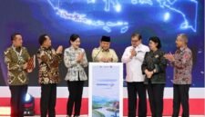Presiden Prabowo Subianto meluncurkan Dewan Nasional Kesejahteraan Keuangan (DNKK) untuk memperkuat kebijakan keuangan inklusif dan meningkatkan kesejahteraan keluarga. Pemerintah juga menargetkan penyaluran kredit rakyat mencapai Rp400 triliun pada 2027 guna mendorong pertumbuhan ekonomi dari daerah.