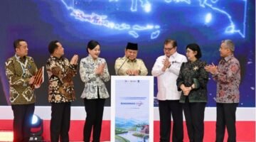 Presiden Prabowo Subianto meluncurkan Dewan Nasional Kesejahteraan Keuangan (DNKK) untuk memperkuat kebijakan keuangan inklusif dan meningkatkan kesejahteraan keluarga. Pemerintah juga menargetkan penyaluran kredit rakyat mencapai Rp400 triliun pada 2027 guna mendorong pertumbuhan ekonomi dari daerah.