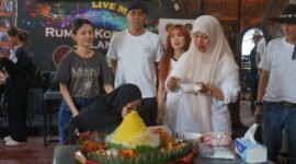 Koprabu Law Firm bersama Irwan Team menggelar kegiatan bakti sosial bertajuk *“Berbagi Karya, Menebar Bahagia”* dengan menghadirkan layanan potong rambut gratis bagi masyarakat. Kegiatan tersebut melibatkan lebih dari 100 peserta dan dimeriahkan Persatuan Musisi Sulawesi Utara Jabodetabek.